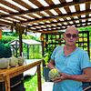 Rene Dittrich und seine Melonenernte.