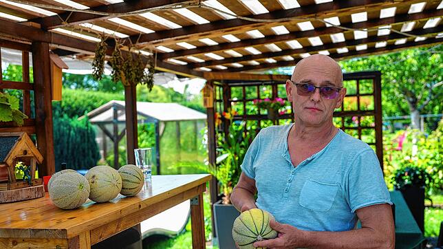 Rene Dittrich und seine Melonenernte.