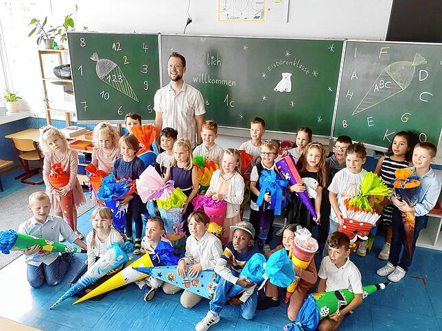Die Klasse 1c der Bruderhofschule Singen mit ihrem Klassenlehrer Steffen Häusle bei ihrer Einschulungsfeier.
