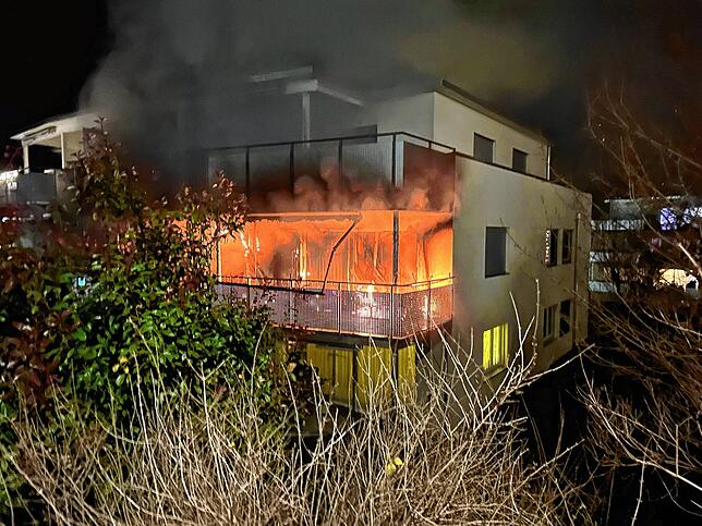 Auf diesem Balkon ist nichts mehr zu retten: Hell loderten die Flammen am Silvesterabend in Tägerwilen.