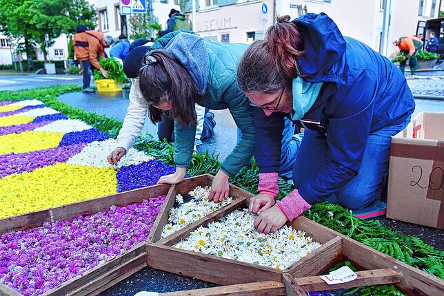 Bild 29: Hüfinger feiern ihr Fronleichnamsfest auch mit stark verkürzten Blumenteppichen