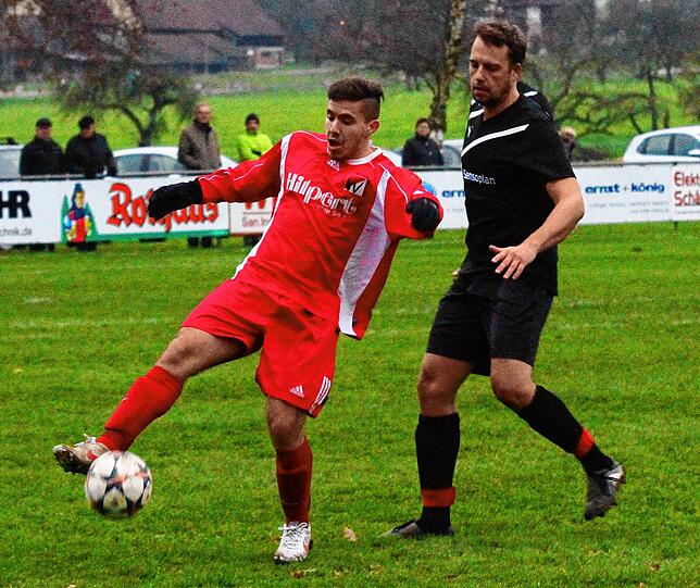 Jungspund: Als A-Junior wurde Kevin Lajthia (links, gegen Martin Burkhard vom FC Hochrhein) bereits in der Bezirksliga eingesetzt.