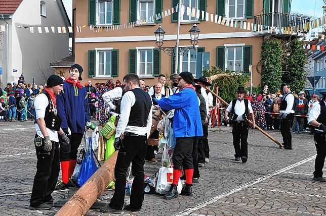 Bild 33: Beste Einblicke zum Narrenbaumsetzen in Markdorf – so feiert die Stadt!