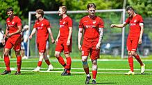 Die Spieler des FC Pfaffenweiler sind nach der deutlichen 0:5-Heimpleite gegen den FC 03 Radolfzell bedient.