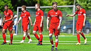 Die Spieler des FC Pfaffenweiler sind nach der deutlichen 0:5-Heimpleite gegen den FC 03 Radolfzell bedient.