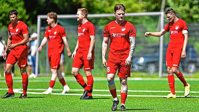 Die Spieler des FC Pfaffenweiler sind nach der deutlichen 0:5-Heimpleite gegen den FC 03 Radolfzell bedient.