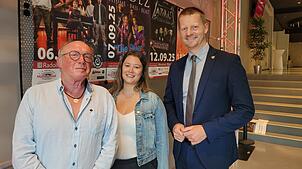 Wolfgang Frey von der Firma Livestage Entertainment, Milchwerk-Leiterin Melanie Riedmann und Oberbürgermeister Simon Gröger bei der ...