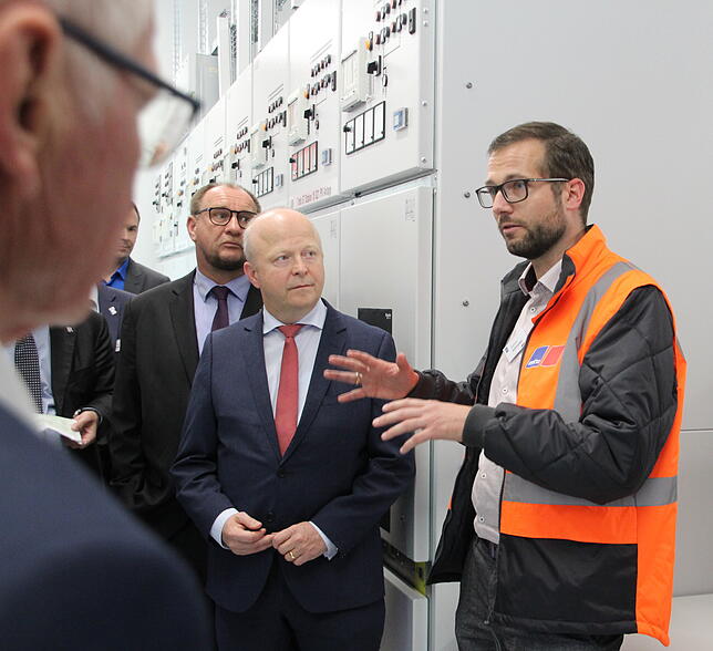 Projektleiter Stephan Schneider erklärt die Funktionsweise des MTU-Microgrids. Neben ihm steht der FDP-Bundestagsabgeordnete und ...