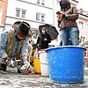 Der Kölner Künstler Gunter Demnig verlegte am Freitag 14 weitere Stolpersteine, wie hier in der Kanzleistraße 7 für den politisch ...