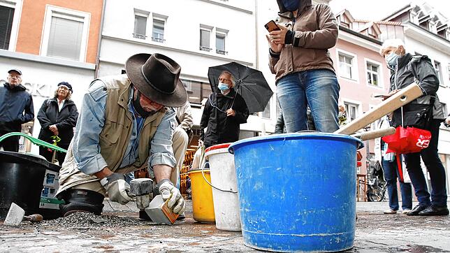 Der Kölner Künstler Gunter Demnig verlegte am Freitag 14 weitere Stolpersteine, wie hier in der Kanzleistraße 7 für den politisch ...