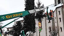 Mitarbeiter der Technischen Dienste dekorieren den Baum in Wolterdingen.