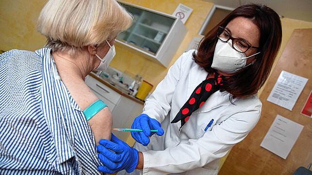 Die Hausärztin Nicola Buhlinger-Göpfarth impft in ihrer Praxis in Pforzheim eine Patientin gegen das Coronavirus. Dabei wird der ...