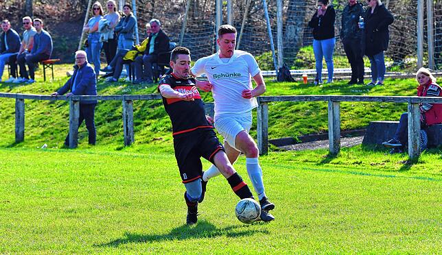 Arbeitstier: In dreifacher Funktion trat Michael Emmerich (links, gegen Siegtorschütze Jan Steininger) für den FC RW Weilheim in der ...