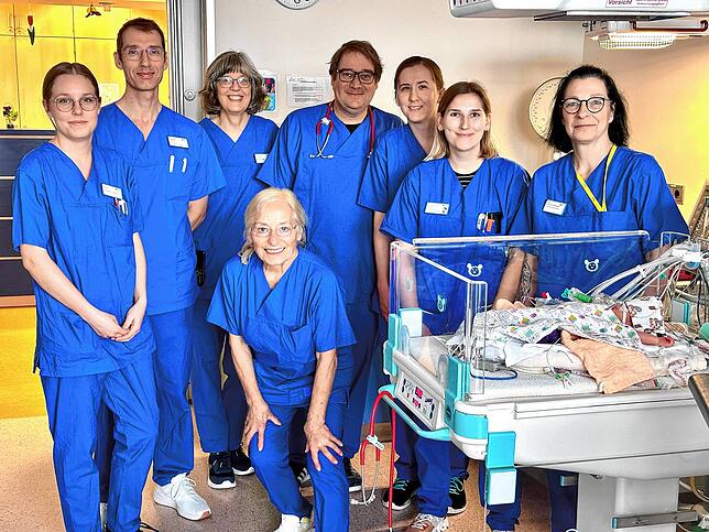 Das Team der neonatologischen Intensivstation an diesem Tag (von links): Pflege-Azubi Alina Düvel, Chefarzt Dr. Steffen Kallsen, ...