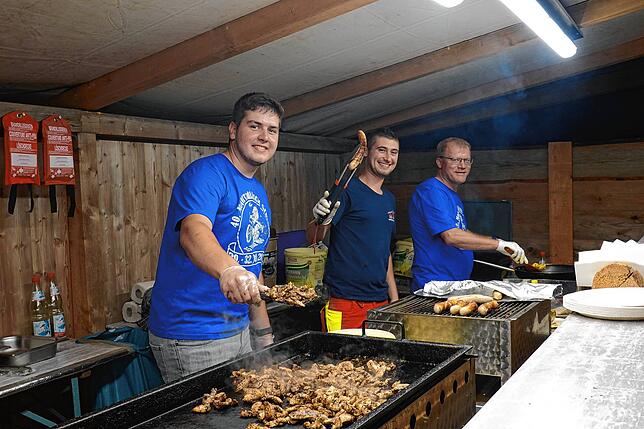 Leckers vom Grill: Die befreundeten First Responder aus Laufenburg servierten Gyros mit Tzatziki und am Samstagabend übernahm das DLRG ...