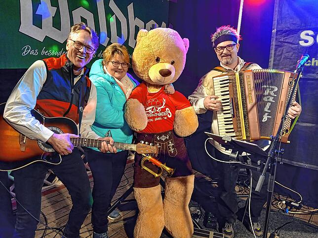 Den Gästen beim Huskyfieber-Markt gefiel die Musik der „Schwarzwälder Drei“