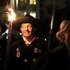 Fackelträger der Zimmermannsgilde und Alte Wieber beim Nachtumzug am Schmotzigen Donnerstag in Überlingen.