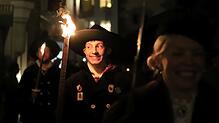 Fackelträger der Zimmermannsgilde und Alte Wieber beim Nachtumzug am Schmotzigen Donnerstag in Überlingen.