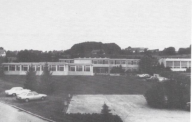 Die Grund- und Hautptschule Niederhof mit der 1970 fertiggestellten Hauptschule und der Schulsporthalle. Im Vordergrund der 1983 ...