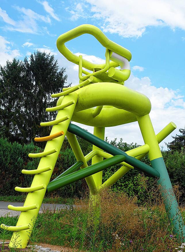 Neongrüner Hochsitz mitten in der Landschaft: ein Objekt auf dem Rehberger-Weg, der heuer fünf Jahre alt wird.