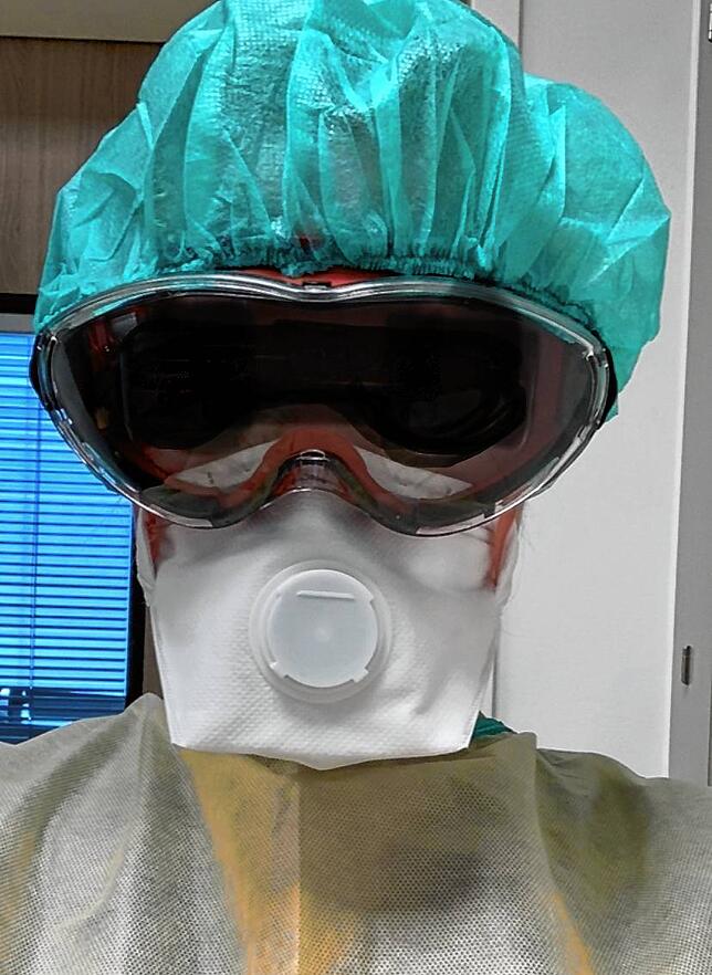 Von Kopf bis Fuß in Schutzkleidung – in voller Montur arbeitet auch diese Pflegekraft im Klinikum Konstanz. Die Augenpartie wurde ...