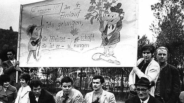 Zuversichtlich: Rudolf Kölble (hinten, links), Harald Erlemann und Helmut Griner (rechts) drückten mit dem Transparent &bdquo;Im vierten ...