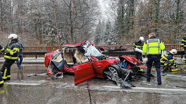 Ein Teslafahrer rammte einen Lastwagen, als er auf der Strecke zwischen Tettnang und Gießenbrücke mehrere Fahrzeuge überholen wollte.