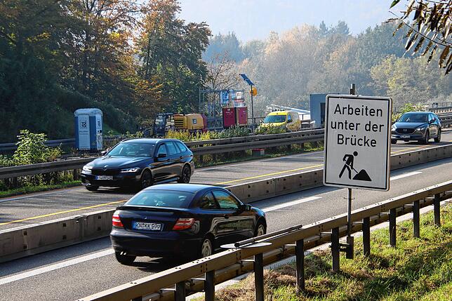 Ein Schild an der Engstelle weist darauf hin, dass auch unter der Brücke gearbeitet wird.