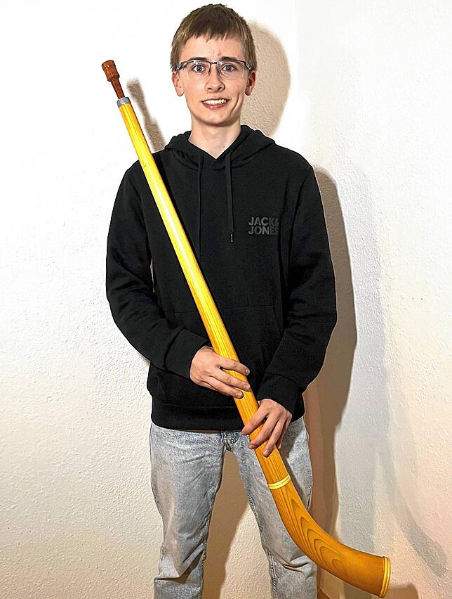 Serafin Linhart bläst Heiligabend 2024 das Herterhorn beim Kuhreihen und tritt die Nachfolge von Jakob Fetscher an.