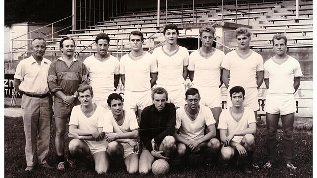 Die erste Mannschaft des FC Tiengen im Jahr 1968 (von links): Betreuer Winfried Rutow, Trainer Henry Kessler, Karl Maier, Helmut ...