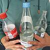 Einwegflaschen kontra Mehrwegflaschen. Viele Menschen kennen nicht einmal den Unterschied. Die Flasche links kommt am Ende in den Müll. ...