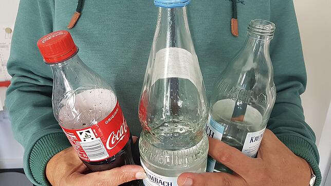 Einwegflaschen kontra Mehrwegflaschen. Viele Menschen kennen nicht einmal den Unterschied. Die Flasche links kommt am Ende in den Müll.