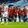 Deutschlands Leon Goretzka und Serge Gnabry (r) reagieren während des Spiels. Die deutsche Fußball-Nationalmannschaft hat die höchste ...