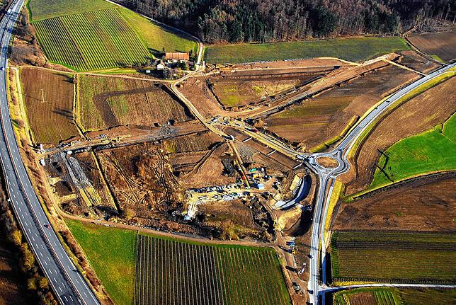 Bau des interkommunalen Gewerbegebiets Blumhof zwischen Stockach und Ludwigshafen im Jahr 2007. Links die B31-neu.