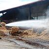 Scheunenbrand in Bernau-Goldbach: Hackschnitzel und Stroh in einer Scheune brennen. 140 Feuerwehrleute sind im Einsatz.