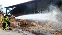 Scheunenbrand in Bernau-Goldbach: Hackschnitzel und Stroh in einer Scheune brennen. 140 Feuerwehrleute sind im Einsatz.