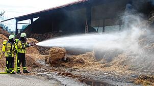 Scheunenbrand in Bernau-Goldbach: Hackschnitzel und Stroh in einer Scheune brennen. 140 Feuerwehrleute sind im Einsatz.