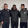 Glückliche Gesichter beim SV Aasen über den Neuzugang (von links): Stefan Schnekenburger (Spielausschussvorsitzender), Matthias ...