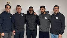 Glückliche Gesichter beim SV Aasen über den Neuzugang (von links): Stefan Schnekenburger (Spielausschussvorsitzender), Matthias ...