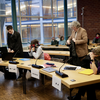 Die wegen fahrlässiger Tötung durch Unterlassung angeklagten Lehrerinnen haben kurz am ersten Prozesstag im Gerichtssaal Platz genommen. ...