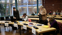 Die wegen fahrlässiger Tötung durch Unterlassung angeklagten Lehrerinnen haben kurz am ersten Prozesstag im Gerichtssaal Platz genommen. ...