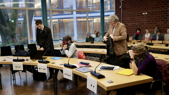Die wegen fahrlässiger Tötung durch Unterlassung angeklagten Lehrerinnen haben kurz am ersten Prozesstag im Gerichtssaal Platz genommen. ...