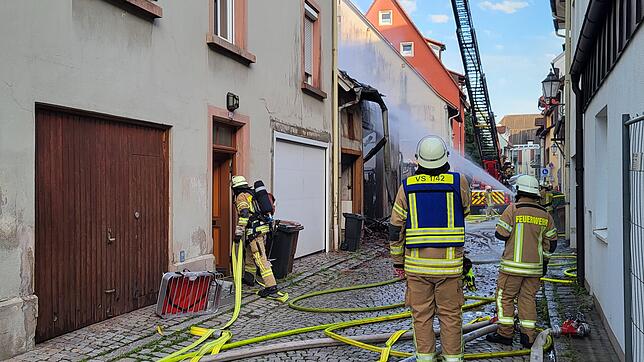 Die Feuerwehr Villingen-Schwenningen bei ihrem Einsatz vom 14. Juni 2025 in der Villinger Innenstadt.