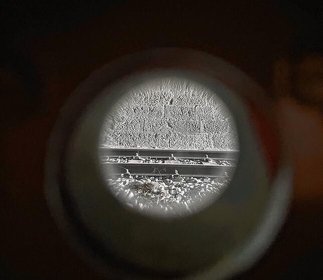 Der Blick durch das Schlüsselloch direkt auf die Zuggleise.