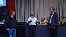 Archäologe Bertram Jenisch (Mitte) und Historiker André Gutmann (rechts) sind der Geschichte des St. Georgener Klosters auf der Spur. ...
