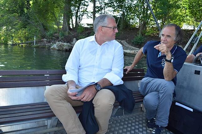 Der Projektleiter Peter Hunziker (rechts) erklärte dem neuen SH-Power Direktor Hagen Pöhnert die Renaturierungsarbeiten, die er am ...