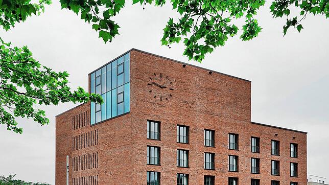 Sechs Millionen Euro teurer als bei der ersten Vorstellung im Jahr 2014 sei das neue Salemer Rathaus geworden, kritisieren FWV- und ...