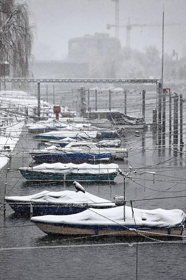 Das Schneegestöber wird übrigens voraussichtlich bis Freitagmorgen anhalten. Kommen Sie gut in den Feierabend.