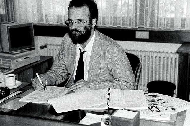 1997: Der wiedergewählte Bernhard Volk an seinem Schreibtisch