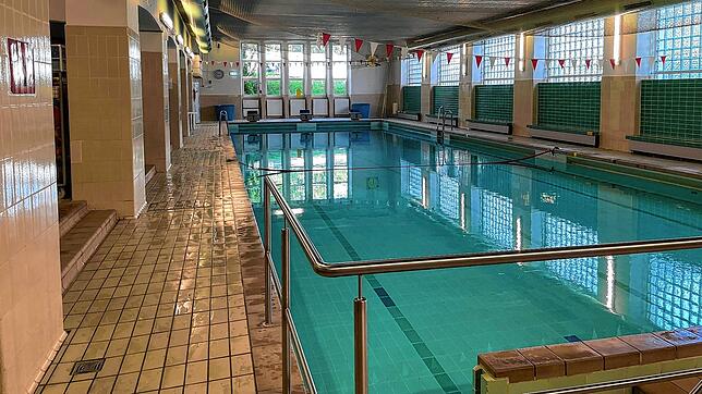 Im Hallenbad der Friedensschule haben Generationen von Kindern das Schwimmen gelernt. Nun soll Schluss sein: Die Bäder VS haben ...
